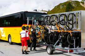 Bicicleta de cicloturismo preparada para viajar en autobús