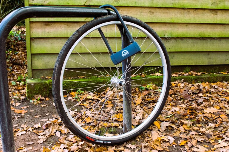 Bicicleta correctamente asegurada con candado