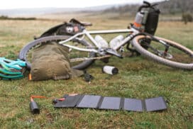 ¿Tiene sentido llevar un panel solar a la hora de viajar en bici? Panel solar portátil Knog PWR Solar para bikepacking