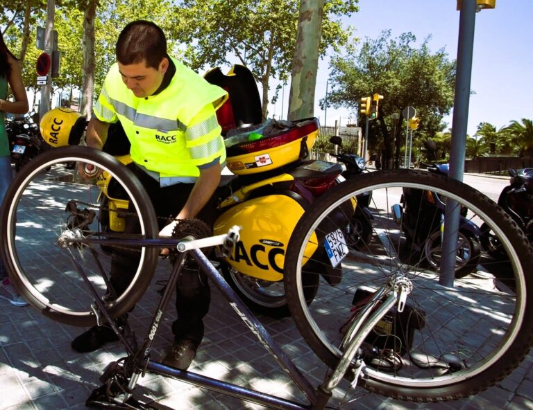 Para Viajar en bici: ¿Federarse o contratar un Seguro de Bici?