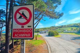 Acampar con tienda en la playa